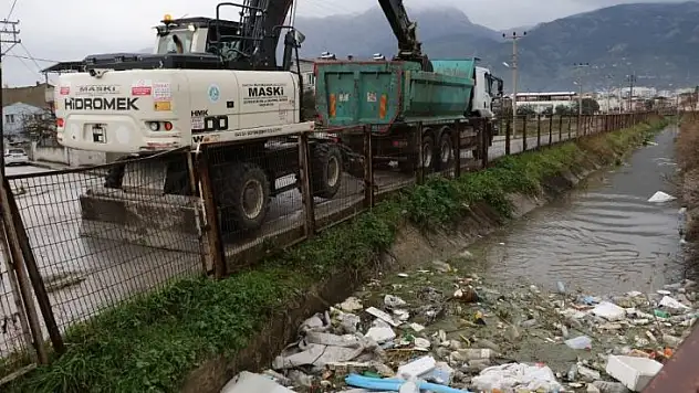 Sulama kanalı çöple doldu, taşkın son anda engellendi