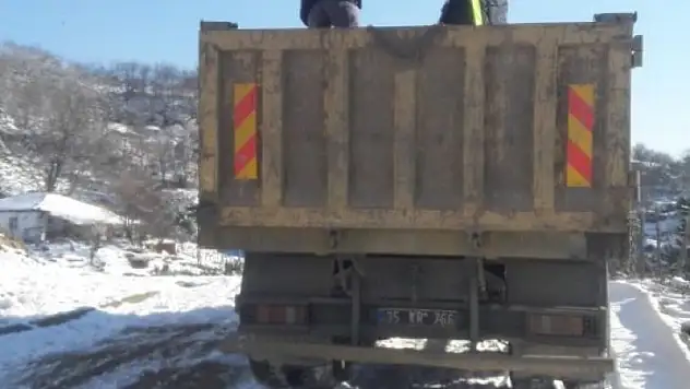 Süt için karlı yollar tuzlandı
