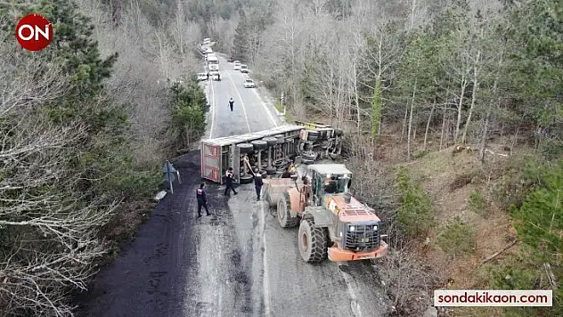Takla atan tır trafiği 3 saat kilitledi