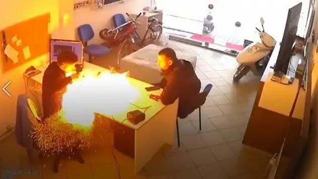 Tamircinin elindeki tablet bomba gibi patladı, o anlar kameraya böyle yansıdı