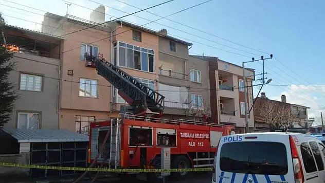 Tavşanlı'da 3 katlı binada yangın