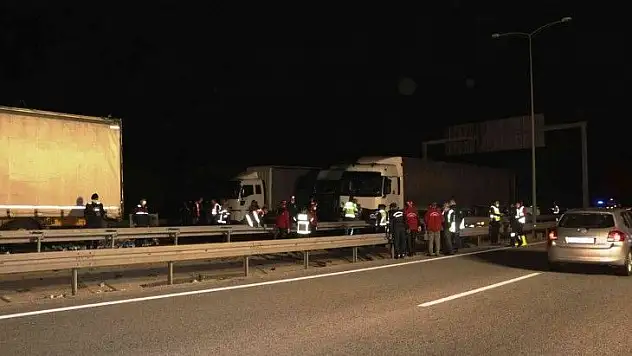 Tırın kasasından dökülen salçalar faciaya neden oldu: 1 ölü, 10 yaralı