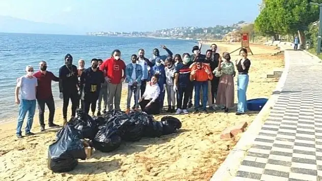 TÖMER öğrencileri sahili temizledi