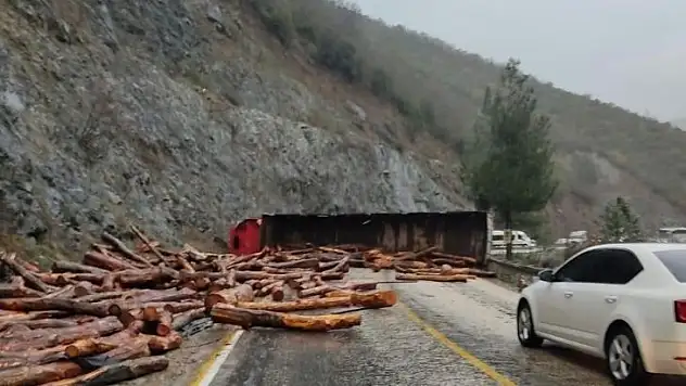 Tomruk yüklü tır devrildi, ilçe yolu ulaşıma kapandı