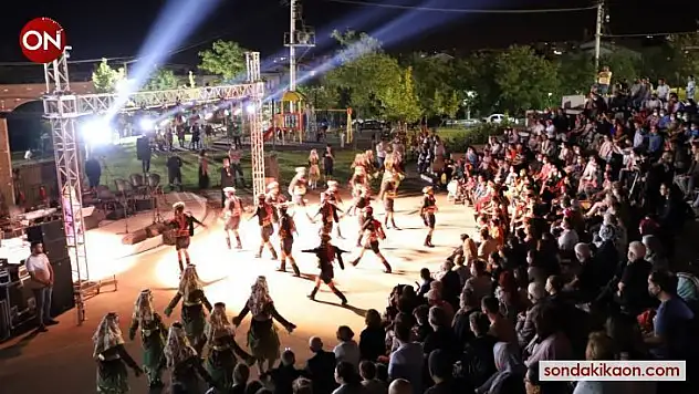 Turgutlu'da Türk Halk Müziği ve halk oyunları gösterileri mest etti