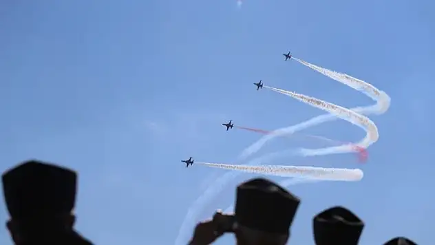 Türk Yıldızları'nın Şehitler Abidesi'ndeki gösterisi nefes kesti