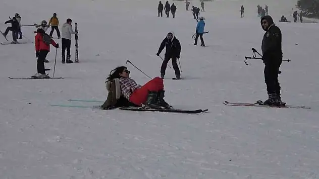 Uludağ'da yılın ikinci günü pistlerde yoğunluk yaşandı