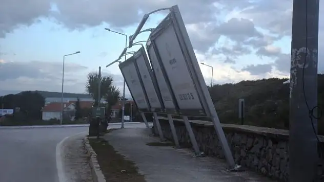 Urla sahillerini fırtına vurdu