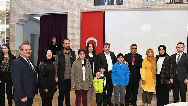Vali Orhan Tavlı, deprem bölgesinden gelen öğretmenler ile iftar yaptı
