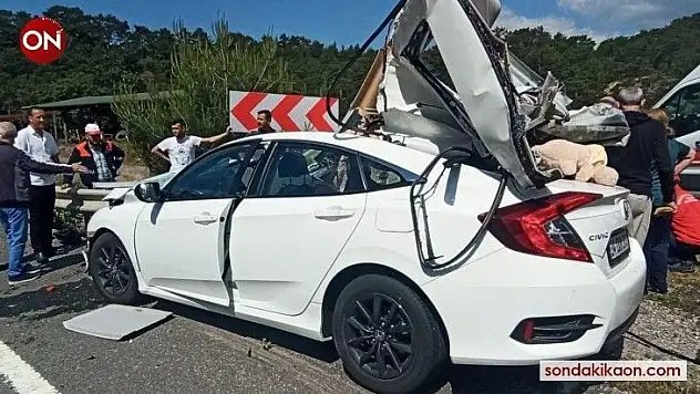 Viraj bariyerlerine ok gibi saplanan otomobildeki çocuk hayatını kaybetti