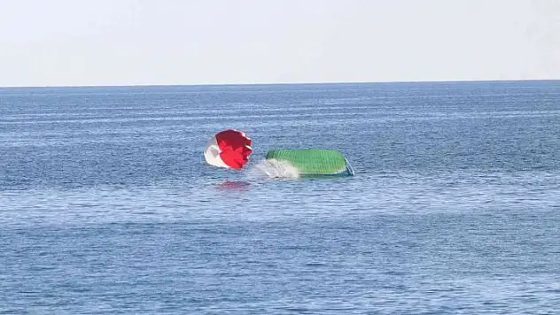 Yamaç paraşütü kapanan iki pilot 200 metreden denize indi