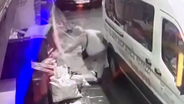 Yaşlı kadın kapağı çalınan rögara düştü