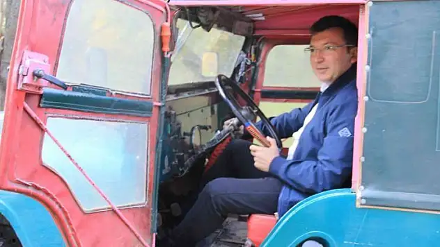 Yeşil cipin direksiyonundaki Kaymakam görenleri şaşırtıyor