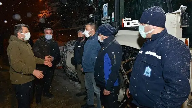 Yılmaz'dan gece kar mesaisi