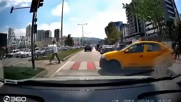 Yolu uzatmak istemeyen taksi, yaya geçidini kullandı