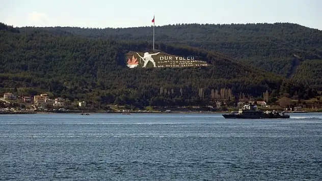 Yunan savaş gemisi, Çanakkale Boğazı'ndan geçti