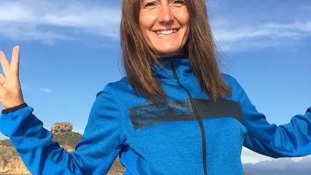 Yunus balığının kürek sporcusu kadın ile şaşırtan dostluğu