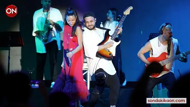 Zeynep Bastık Akhisar'da konser verdi