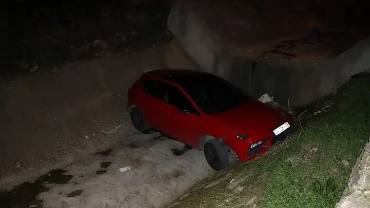 'Dur' ihtarına uymayan otomobil dereye uçtu