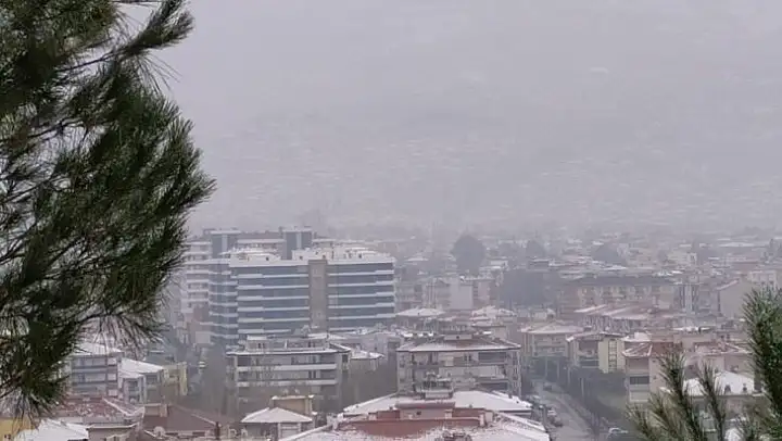 10 yıl aranın ardından Tire merkeze kar yağdı