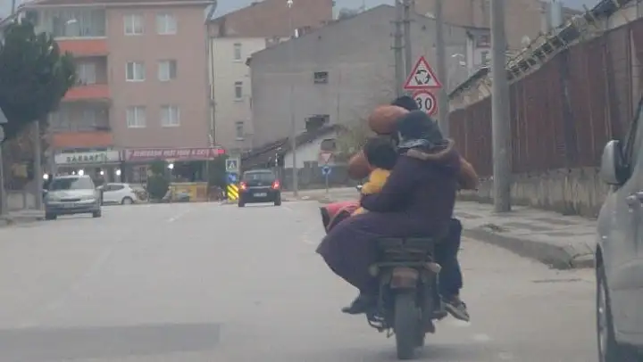 2 kişinin binmesi gereken elektrikli bisiklete 4 kişi bindi