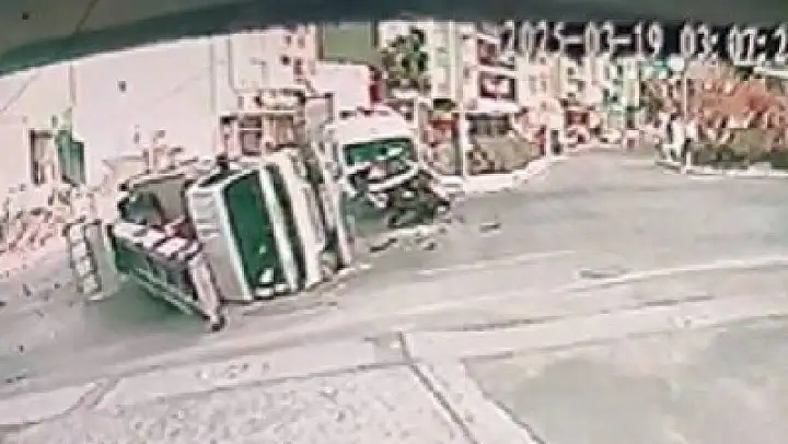 3 aracın karıştığı kaza anı kamerada