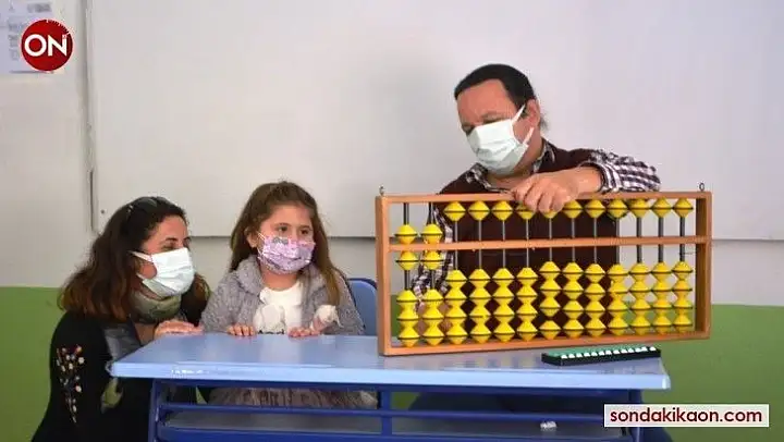 5 yaşındaki kız aritmetikle oyun oynuyor