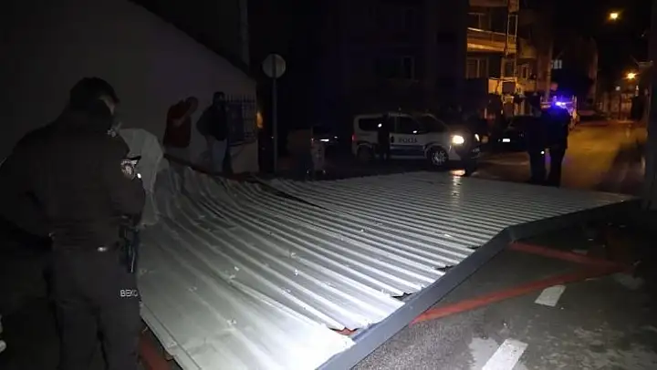 70 kilometre hızla esen rüzgar çatıyı 2 sokak öteye uçurdu