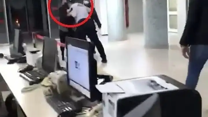 Acil servis böyle karıştı...Güvenlikçi küfrettiği gerekçesiyle hastaya böyle kafa attı