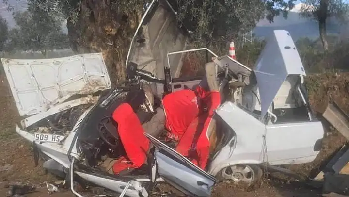 Ağaca çarpan otomobilde can pazarı: 2 ölü, 3 yaralı