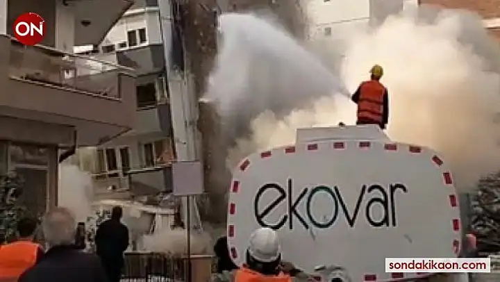 Ağır hasarlı bina yıkım esnasında çöktü, başka binaya hasar verdi
