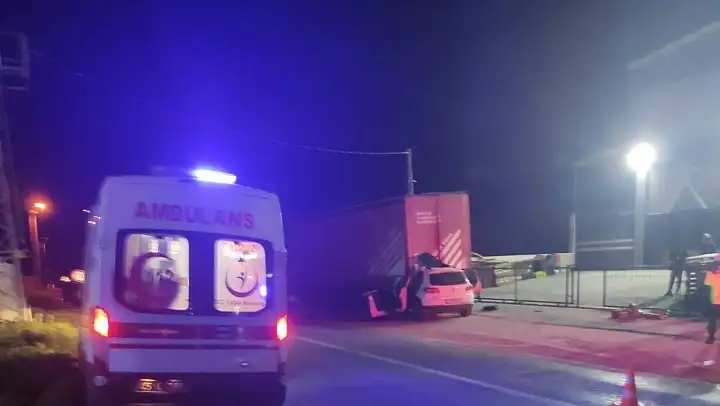 Akhisar'da otomobil tıra çarptı: 2 ölü