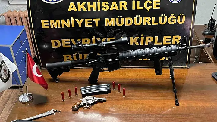 Akhisar'da polisin yakaladığı şahsın üzerinden cephanelik çıktı