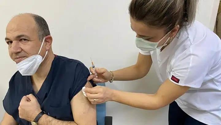 Akhisar'da sağlık personelinin aşılanması başladı