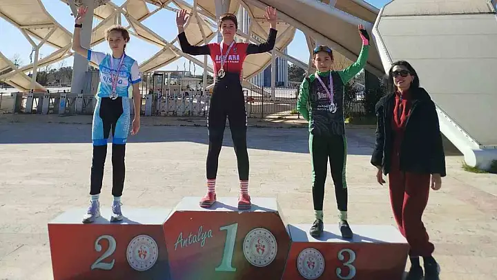 Akhisarlı bisikletçiler 3 bronz madalya kazandı