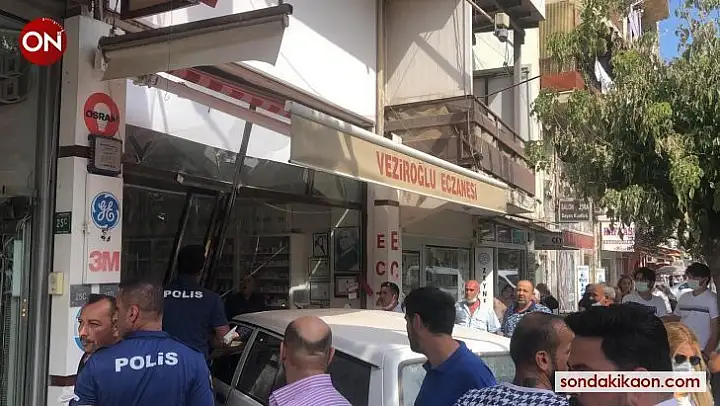 Akrabasına kızdı, dükkanına otomobille girdi