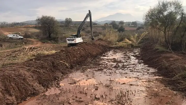 Alahıdır'da 3,5 kilometre dere temizliği yapıldı