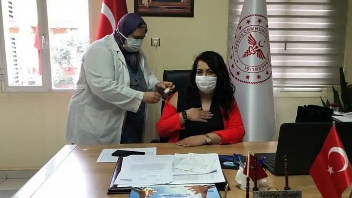 Alaşehir'de ilk aşı İlçe Sağlık Müdürüne yapıldı