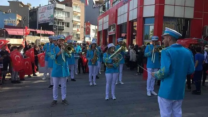 Alaşehirliler 'Cumhuriyet' için yürüdü