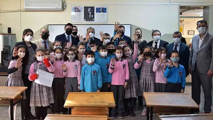 Aliağa'da karne heyecanı: 18 bin 300 öğrenci karne alarak tatile başladı