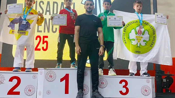 Aliağalı karateciler Kuşadası'ndan 5 madalya ile döndü