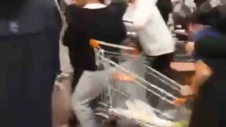 Alışveriş Merkezi'nde müşterilerle çalışanlar arasında kavga çıktı, ortalık karıştı