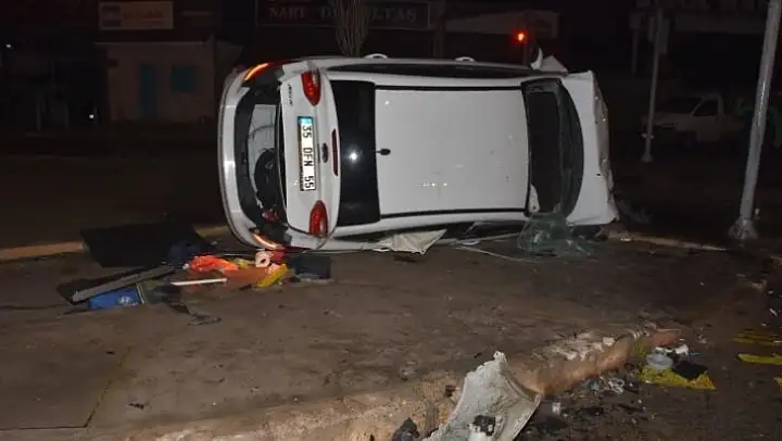 Alkollü sürücü minibüse çarptı: 3 yaralı