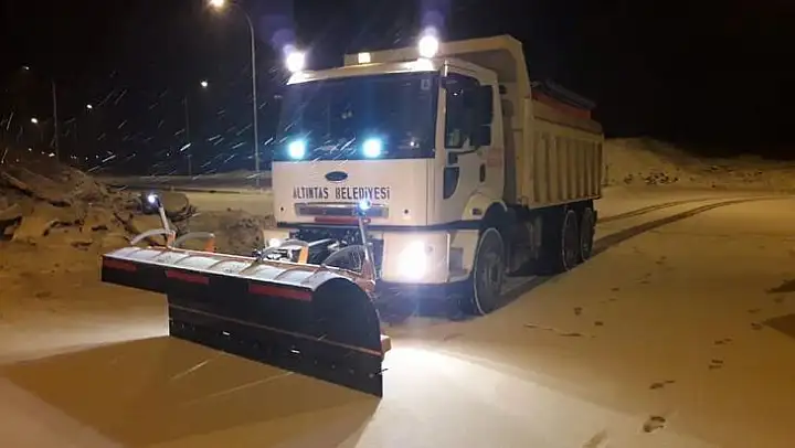 Altıntaş'ta karla mücadele aralıksız devam ediyor