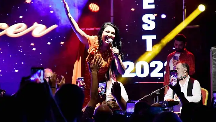 Ankaralı Ayşe Emet'i salladı
