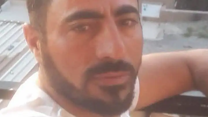 Annesini arabada birlikte yakaladığı adamı kamayla öldürdü