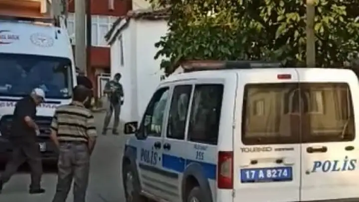 Annesinin başına keserle vurarak öldürdü