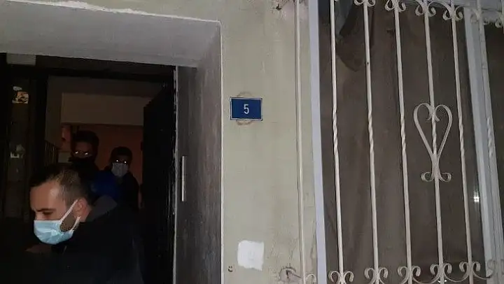 Apartmanın kömürlüğünde çıkan yangın paniğe neden oldu