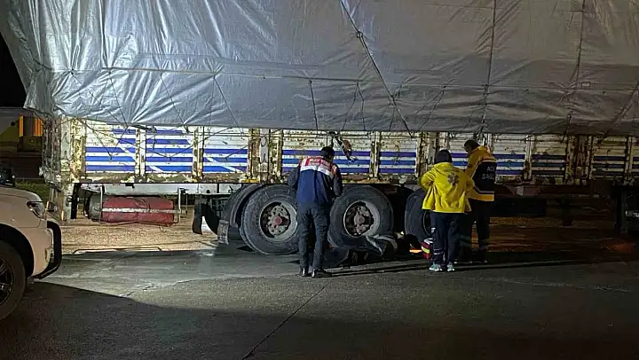 Arızalan tırı tamir etmek için altına girdi, lastiğin altında kalarak can verdi