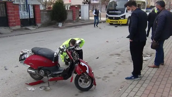 Arkadaşıyla yarış yaparken kaza yaptı, parçalanan motosikletini bırakıp kayıplara karıştı